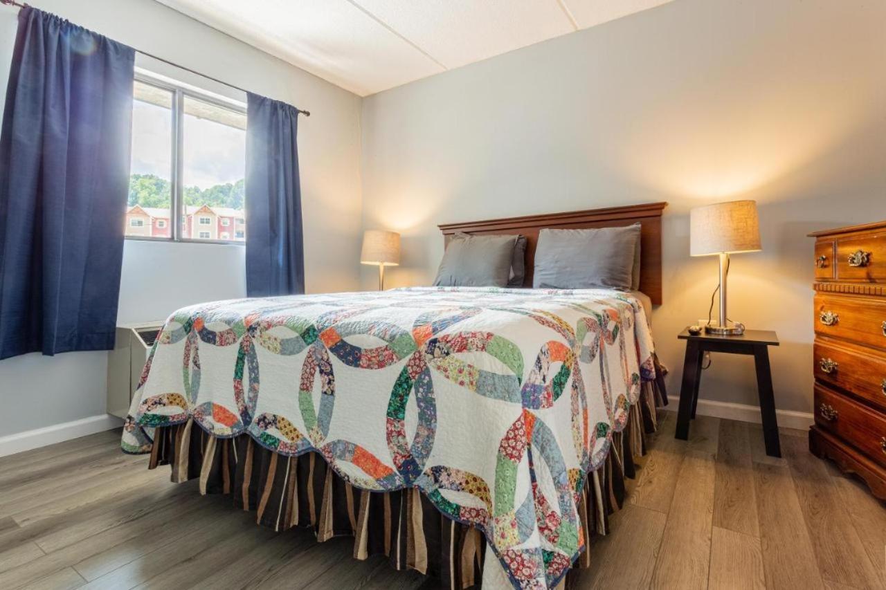 Family Bear Condos, Full King Suite, Kitchen, Pool Access Unit 103 Gatlinburg Dış mekan fotoğraf